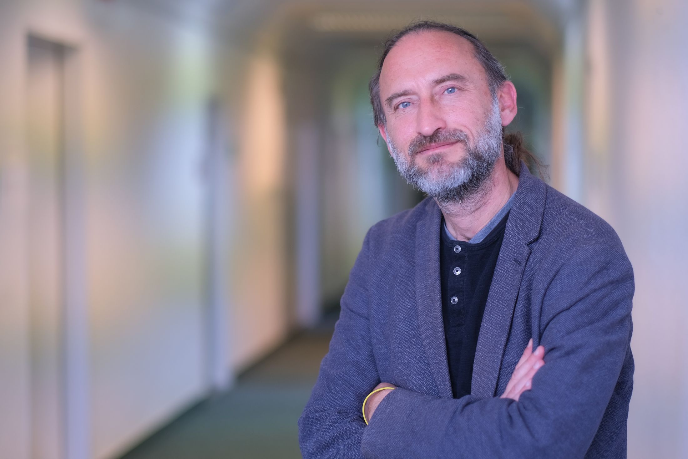 Nagybetűs családfő, a gyerekek mögött