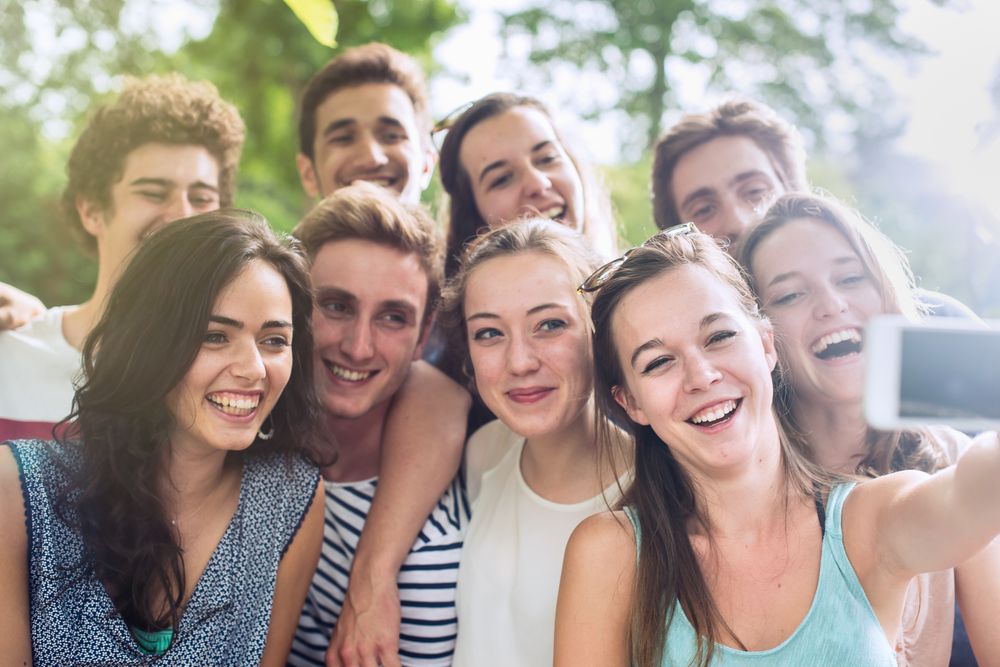 A fiatalokra figyel ma a világ