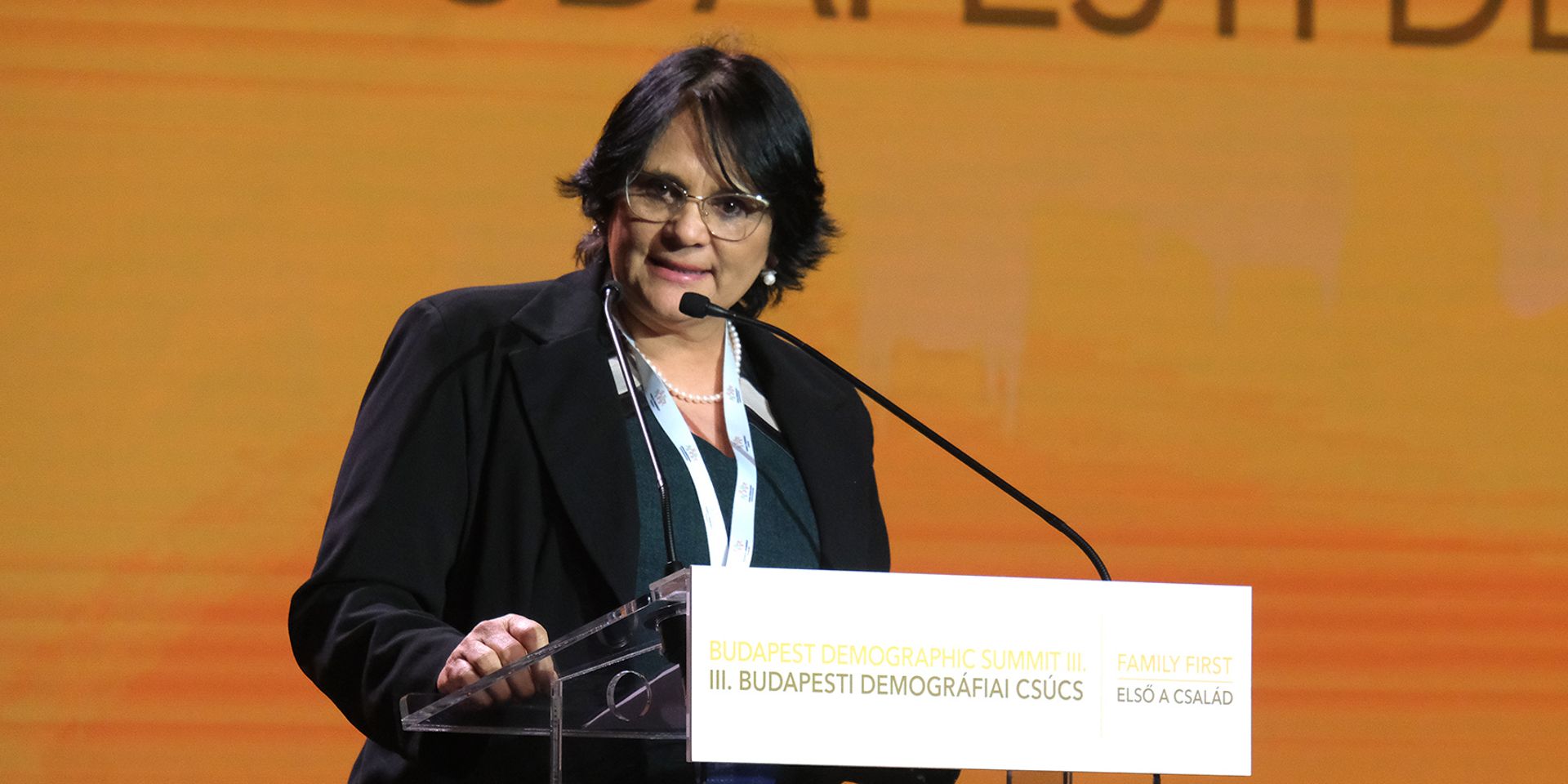 Damares Regina Alves: A kormány nem a családok életébe akar beavatkozni, hanem segíteni szeretné őket