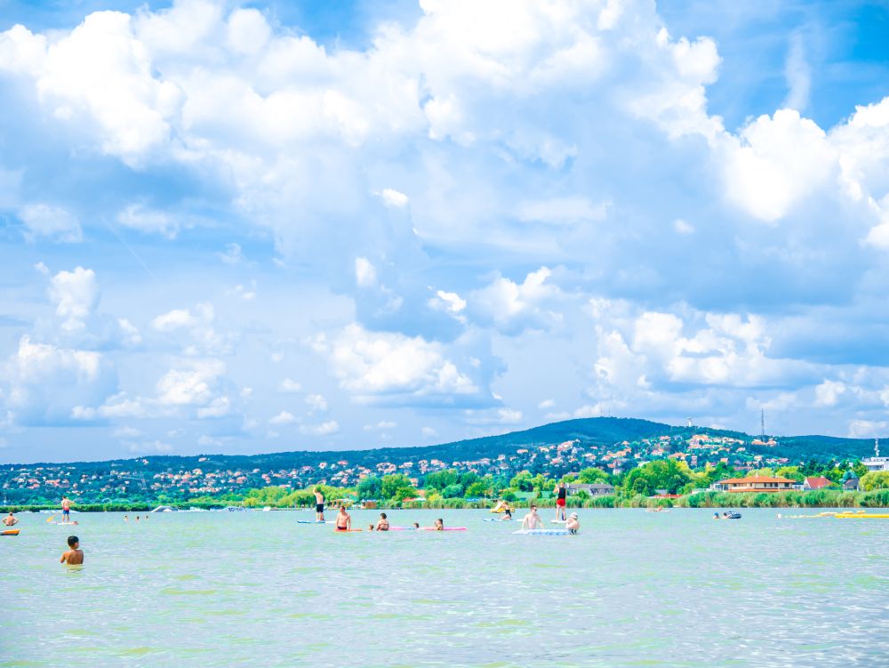 Százmilliókból újulnak meg a strandok