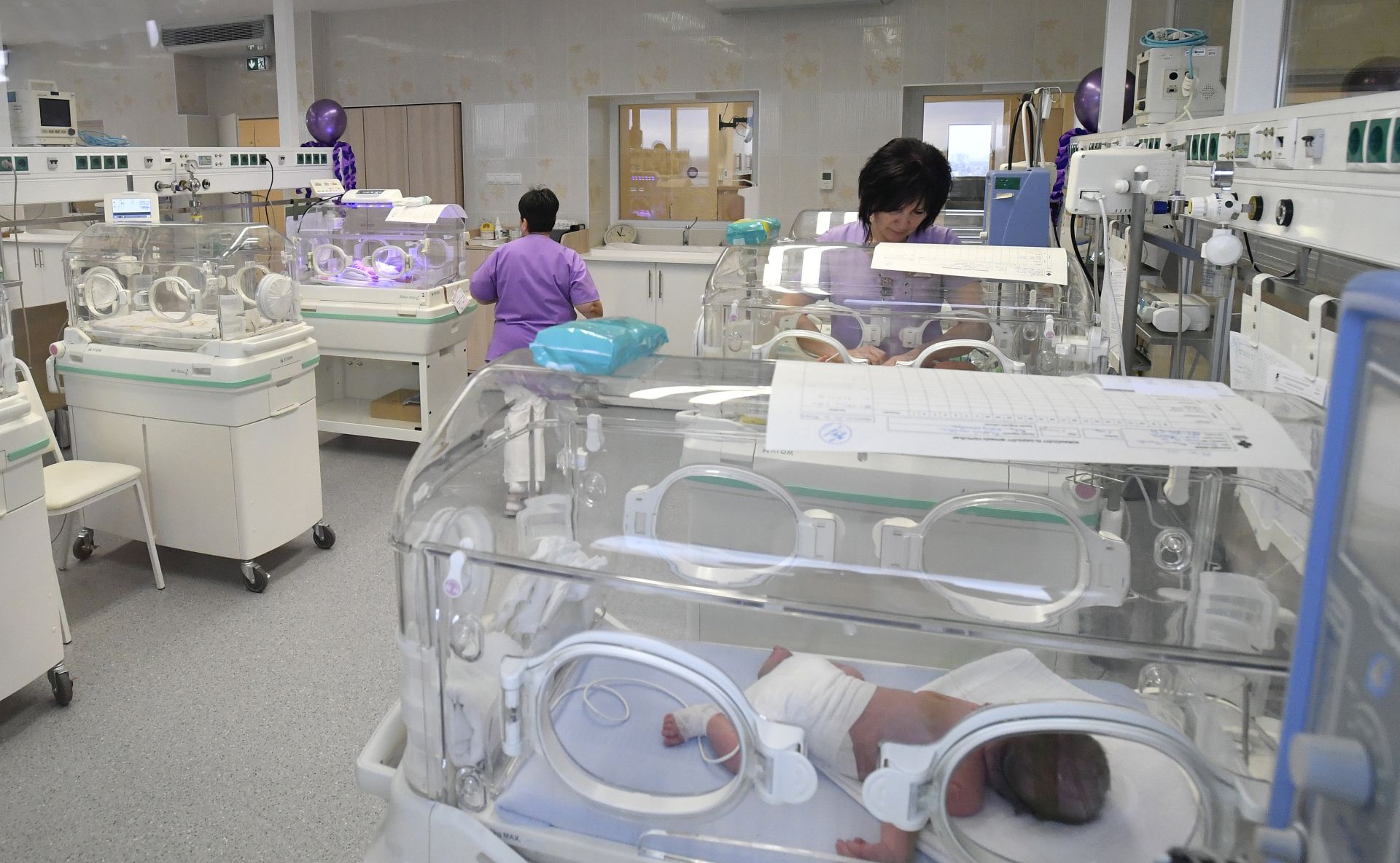 Fejlesztések a biztonságos születésért – átadták a Jahn Ferenc Dél-pesti Kórház felújított Koraszülött Részlegét