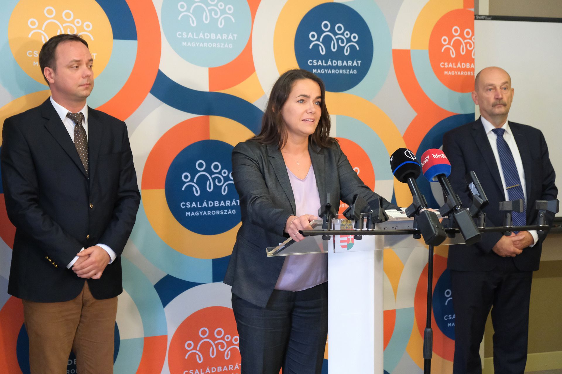 Jókor címmel tájékoztató magazint kapnak a nyugdíjasok