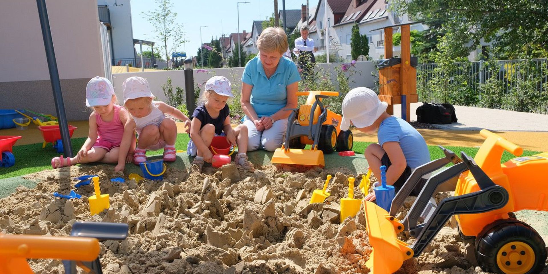 Jövőre 20 százalékkal emelkedik a bölcsődei szakdolgozók bére