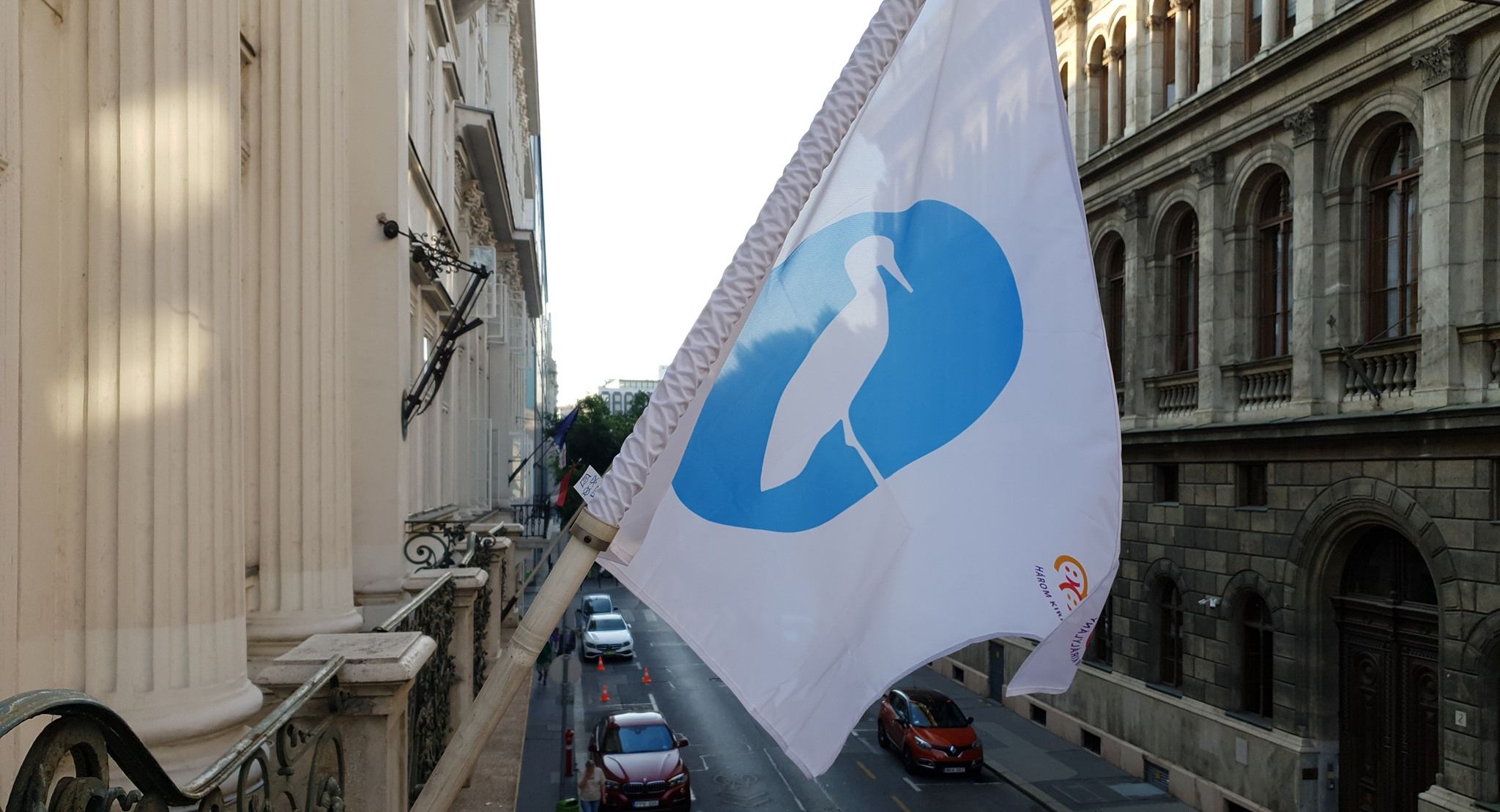 Kitűzték a babazászlót az EMMI épületére