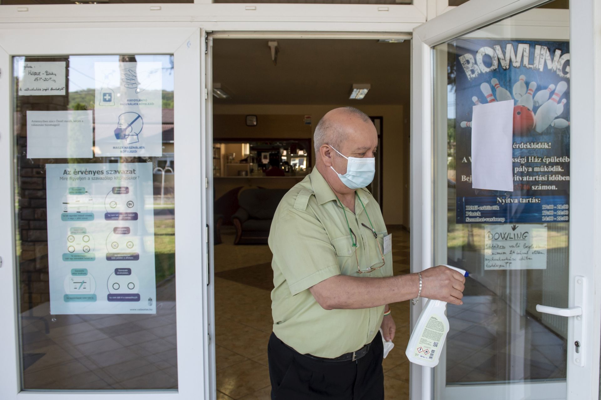 Kötelező a maszk a színházakban is
