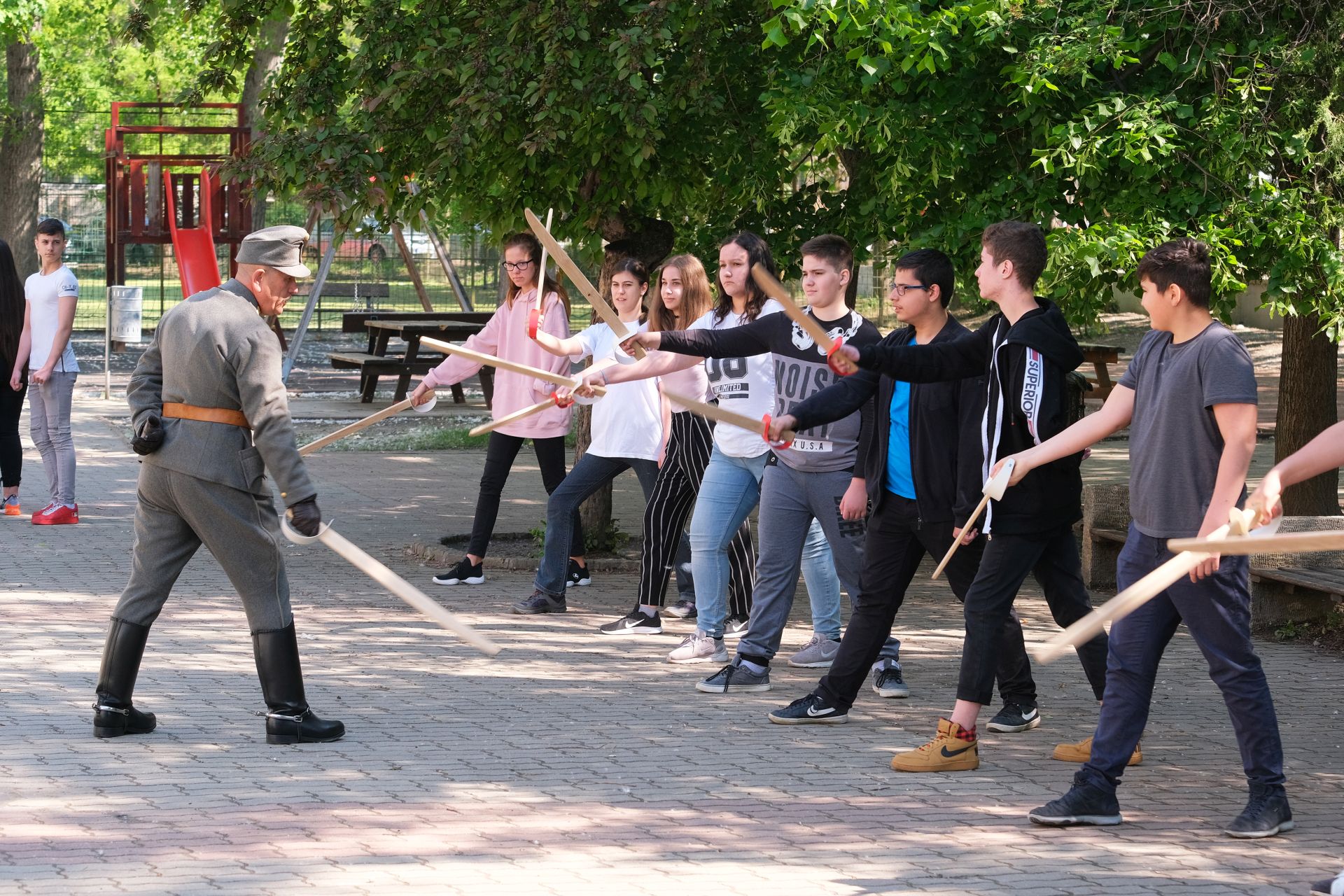 Legyen divat múzeumba járni! Kiállítástúra az iskolákban