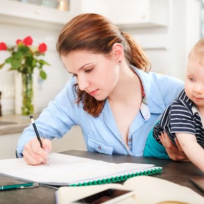 Új ösztöndíj segíti a kisgyermekes szülőket a tanulmányaik folytatásában