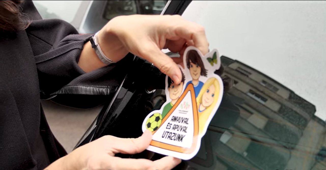 Családbarát matrica védi a gyerekeket az utakon