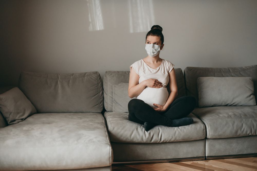 Mit kell tudnom, ha a járvány alatt várok babát?