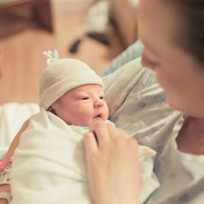 Már a kórházban megkaphatják a szülők az újszülöttek okmányait