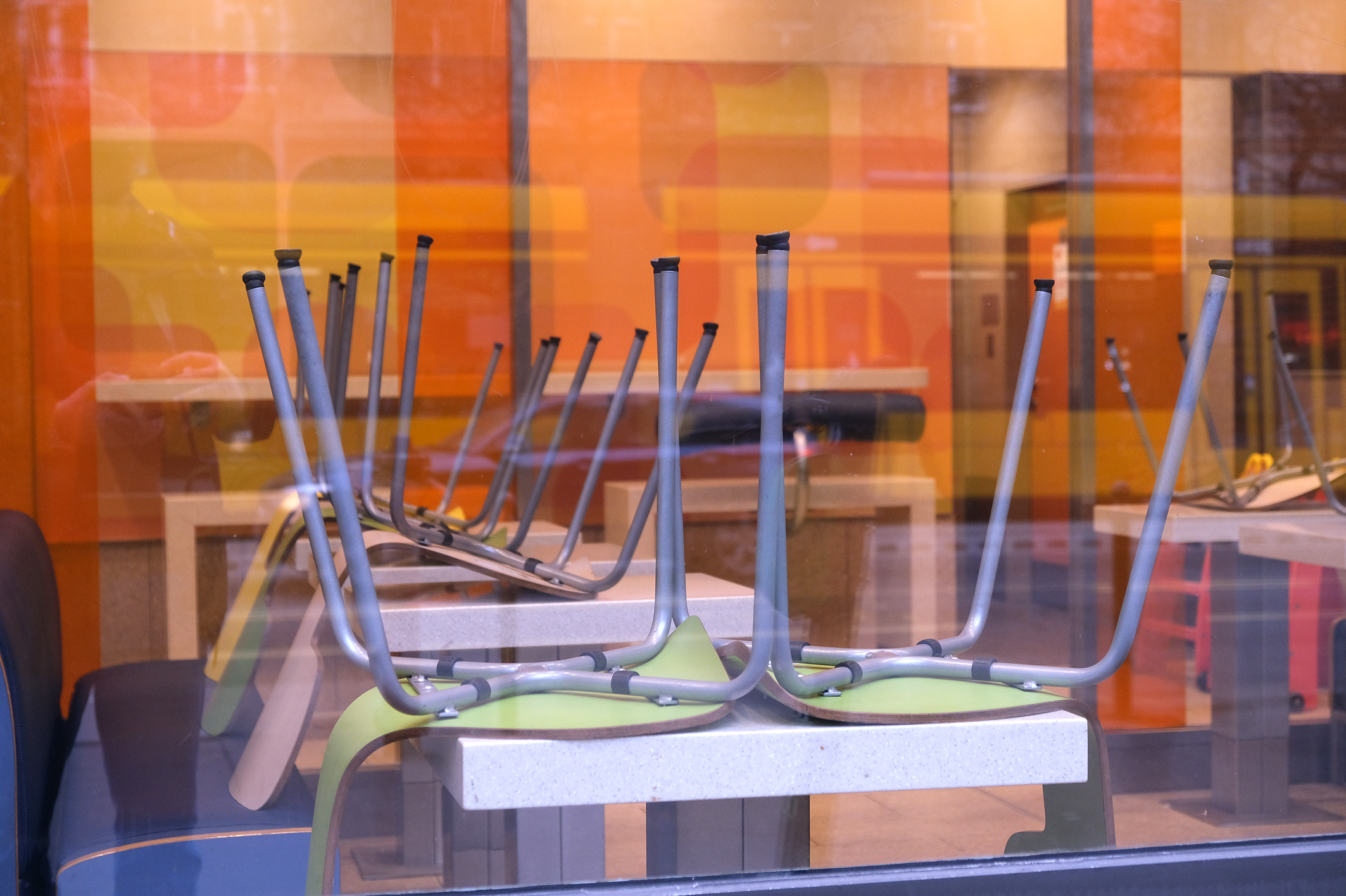 Marad a kijárási tilalom és a digitális oktatás