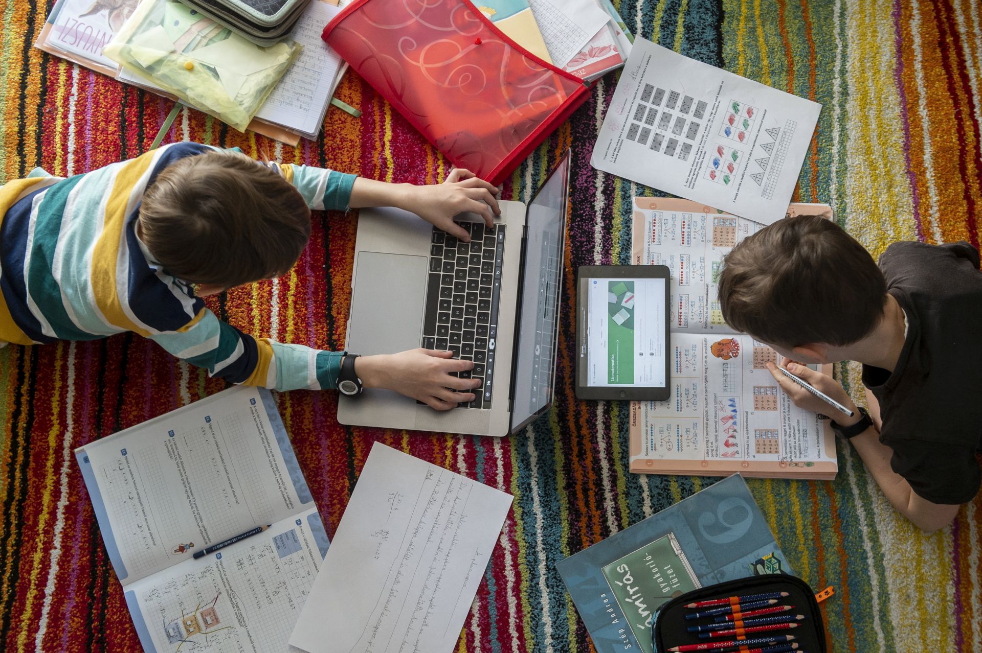 A felső tagozatosoknak is marad a digitális oktatás 