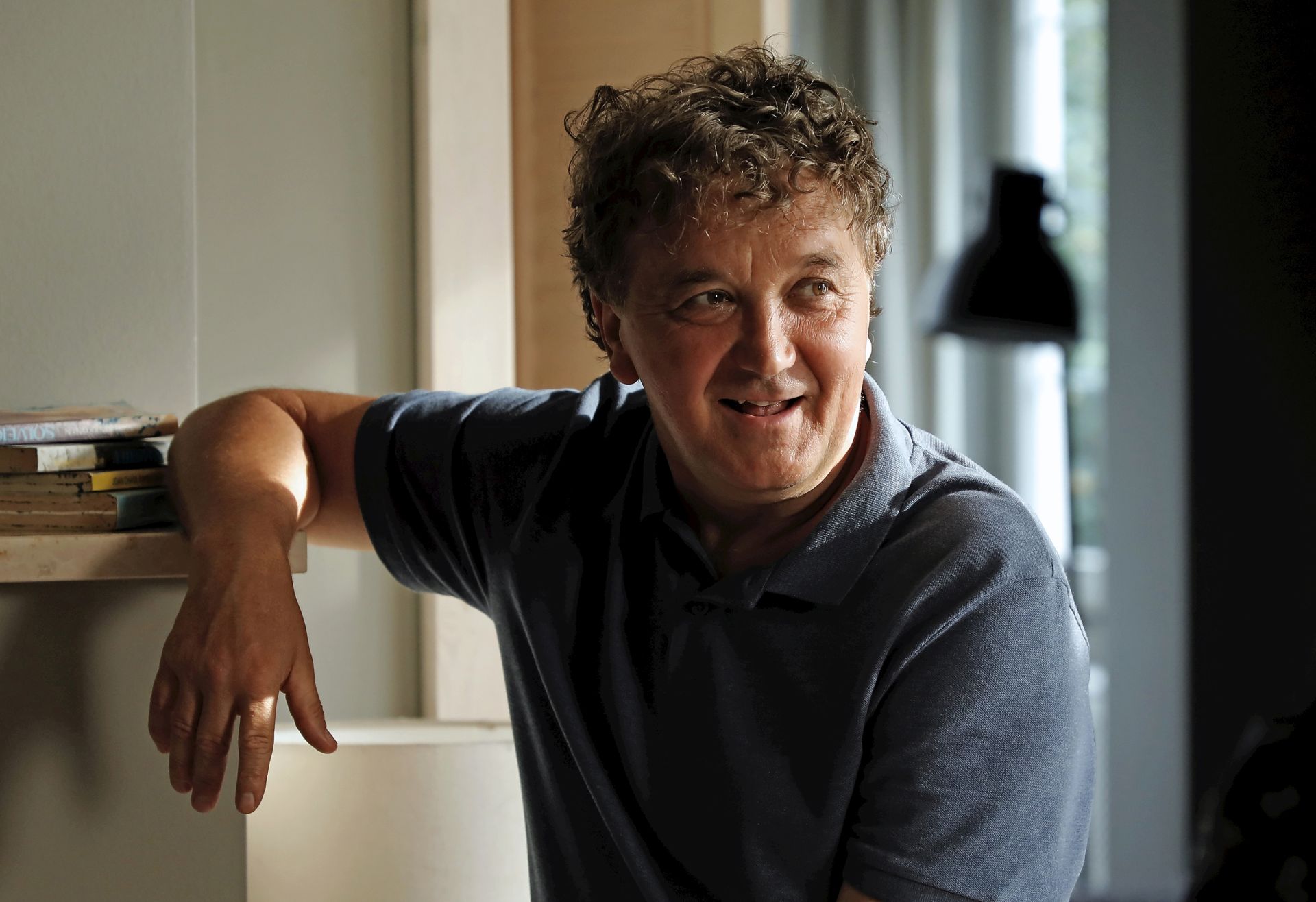 Apatigris a kamerán innen és túl