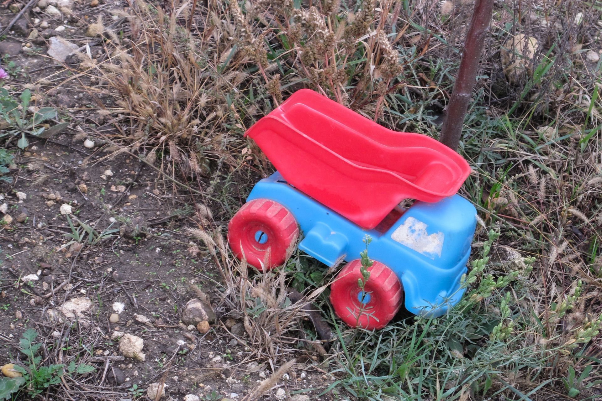 Gyermekkorunk terhei társunk vállát is nyomják