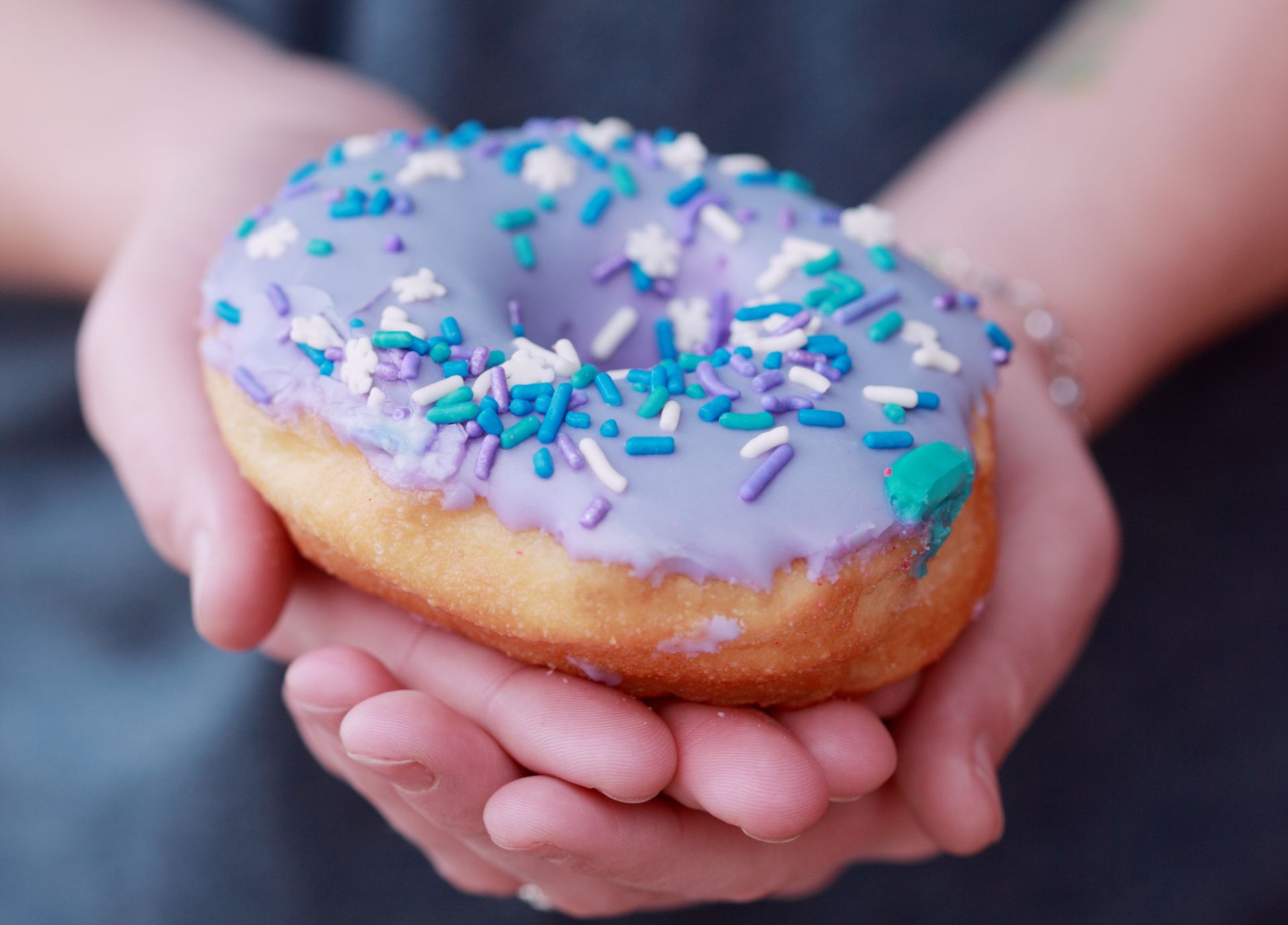 Több mint 10 ezer gyermek kap édességcsomagot