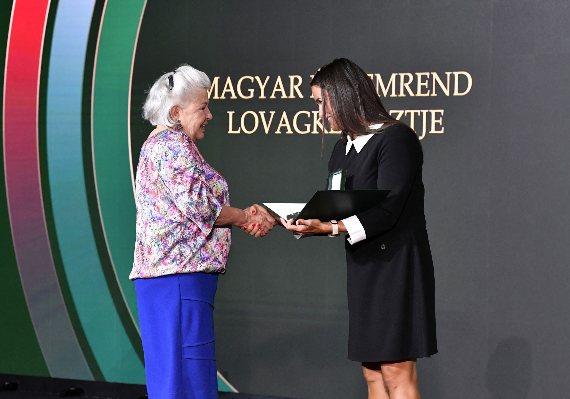 "Egyszerre szolgálják a nemzet érdekeit, és megmaradnak feleségnek, anyának, apának, gyereknek"