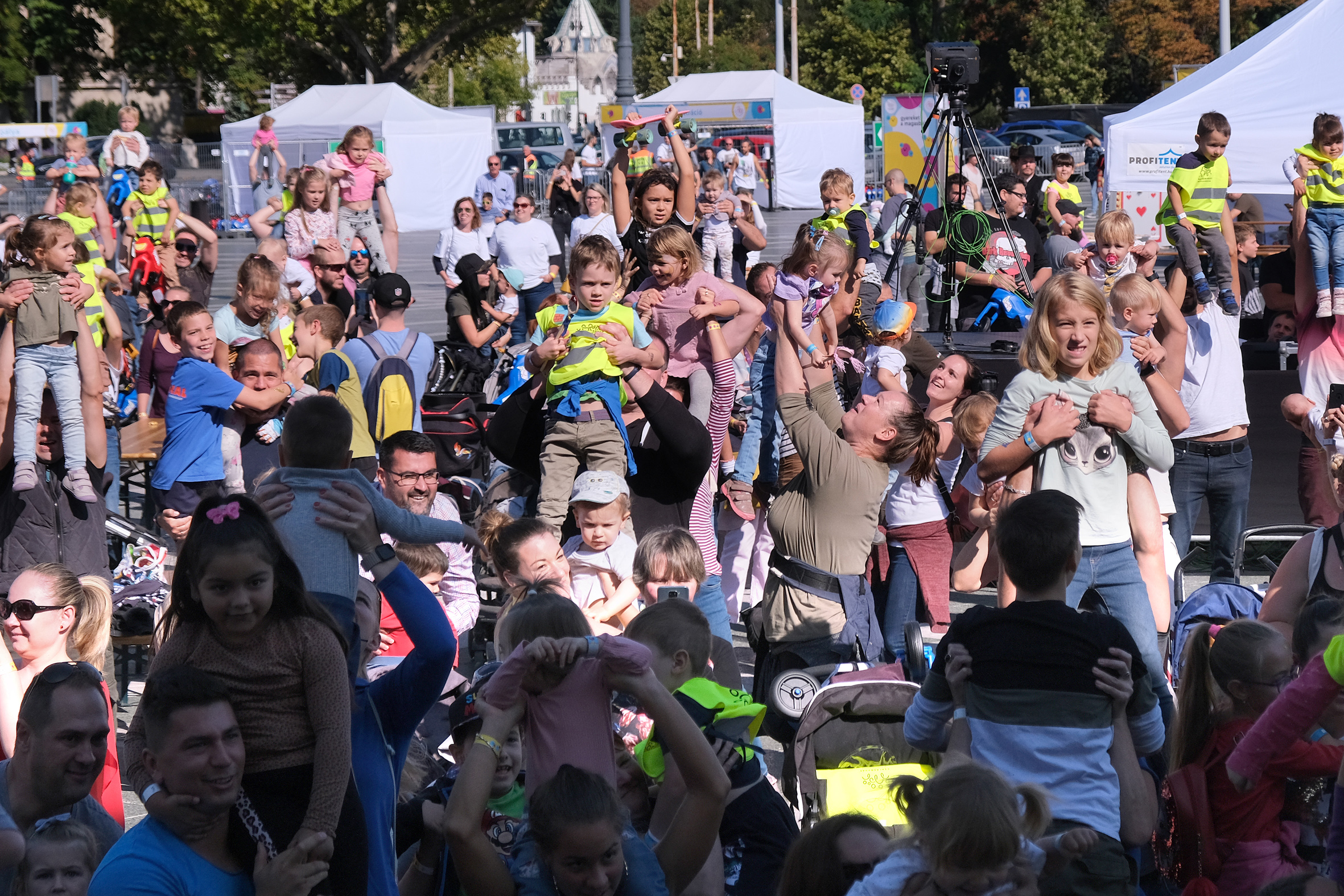 Ismét a magasba emelik a gyerekeket