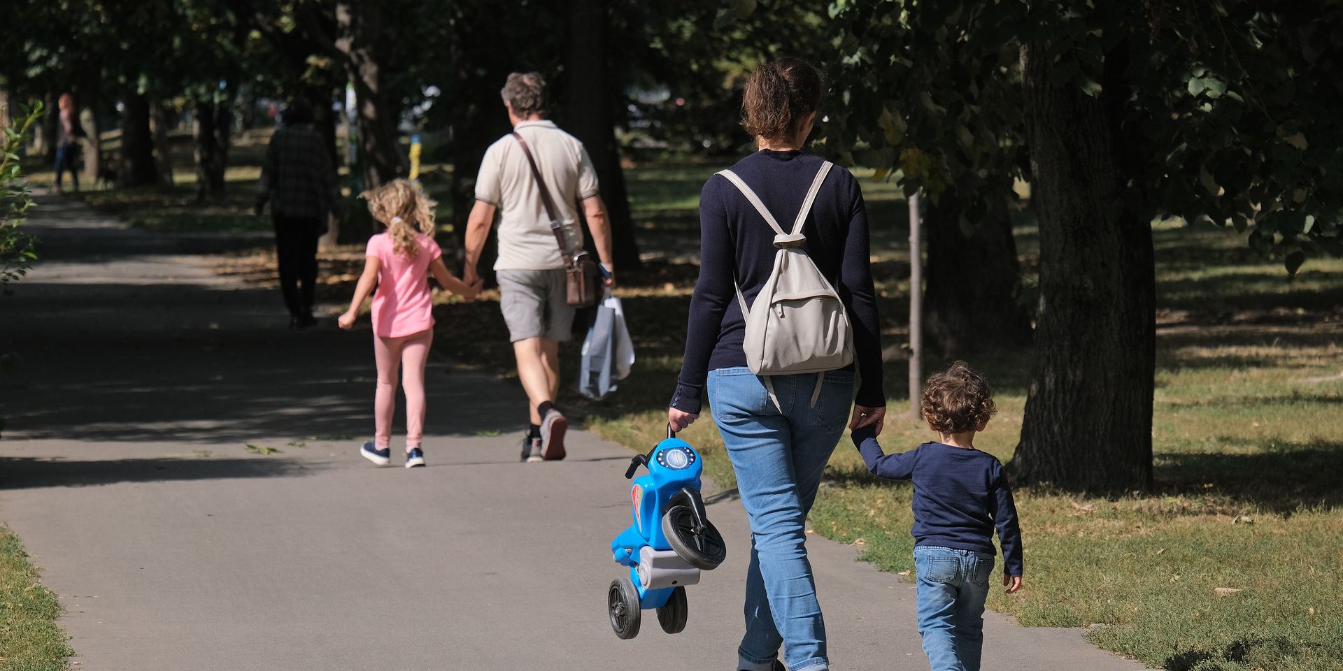 Örökbefogadás: a gyermekek esélye a teljes családra