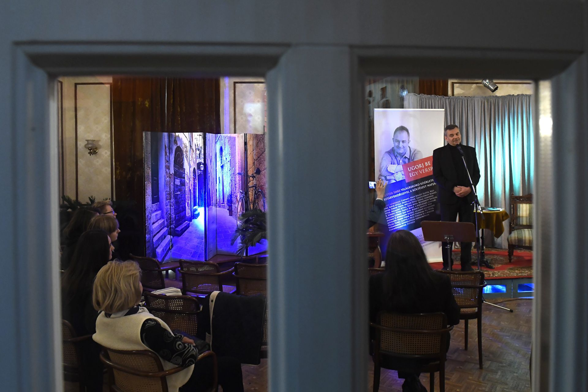 12 órán át szólnak a kortárs versek