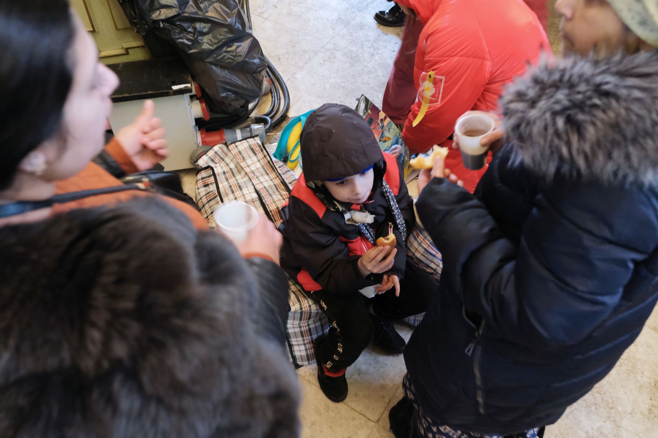 Szendvics, gyümölcs és gyereksarok is várja a menekülteket a Nyugati pályaudvarnál 