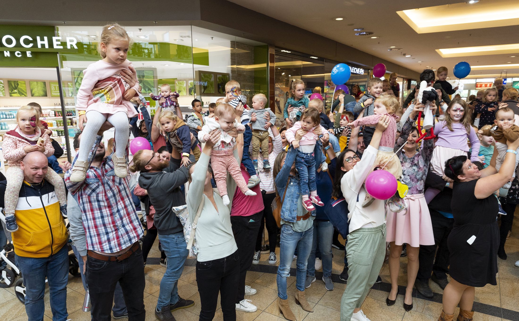 Több mint tízezer gyereket emeltek a magasba